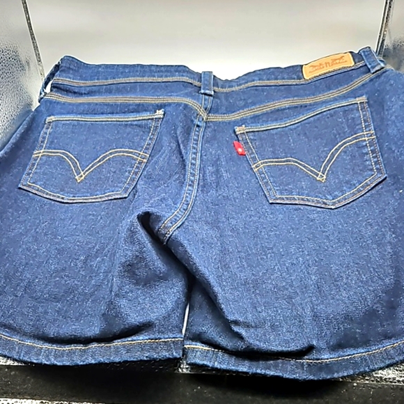 LEVIS medium wash blue jean shorts size 8 - Picture 2 of 7